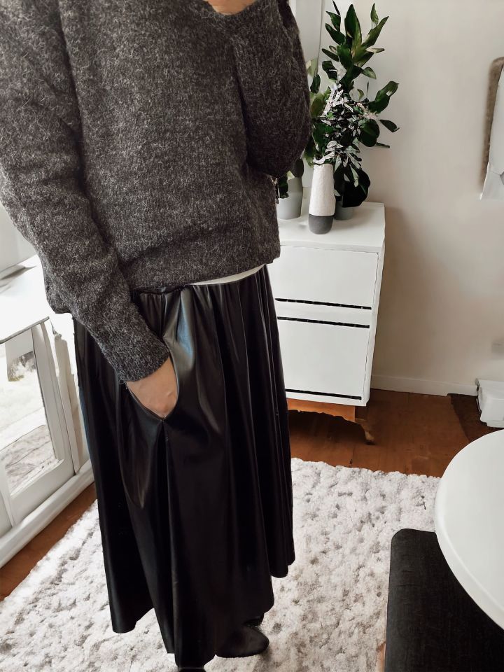 Suni Deri Cepli Siyah Kloş Etek