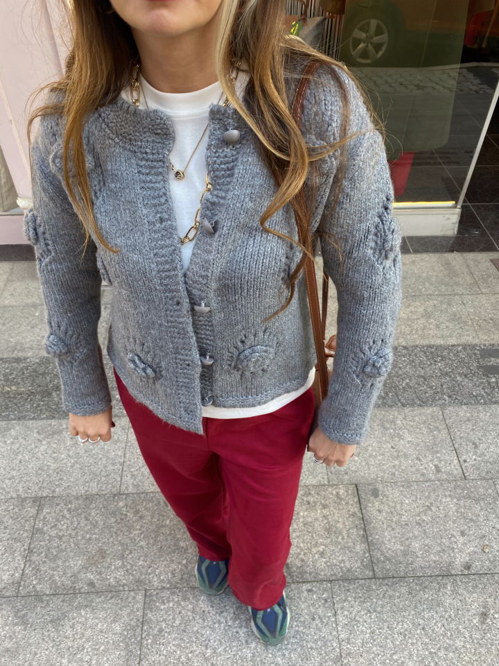 Çiçek Tasarımlı Gri Hırka