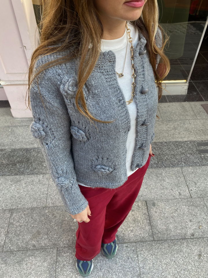 Çiçek Tasarımlı Gri Hırka