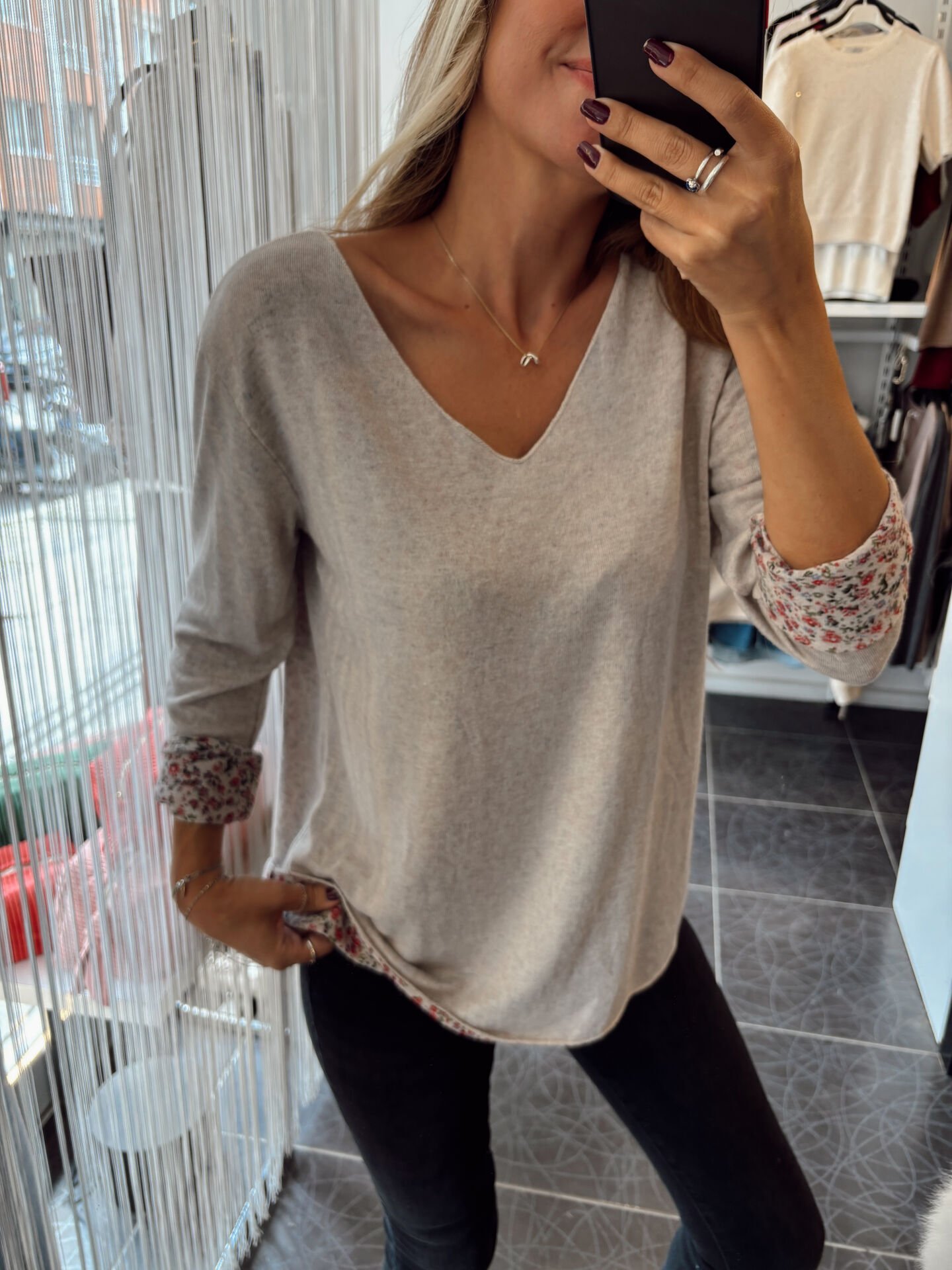 İç Kısmı Çiçek Tasarımlı V Yaka Bluz Bej