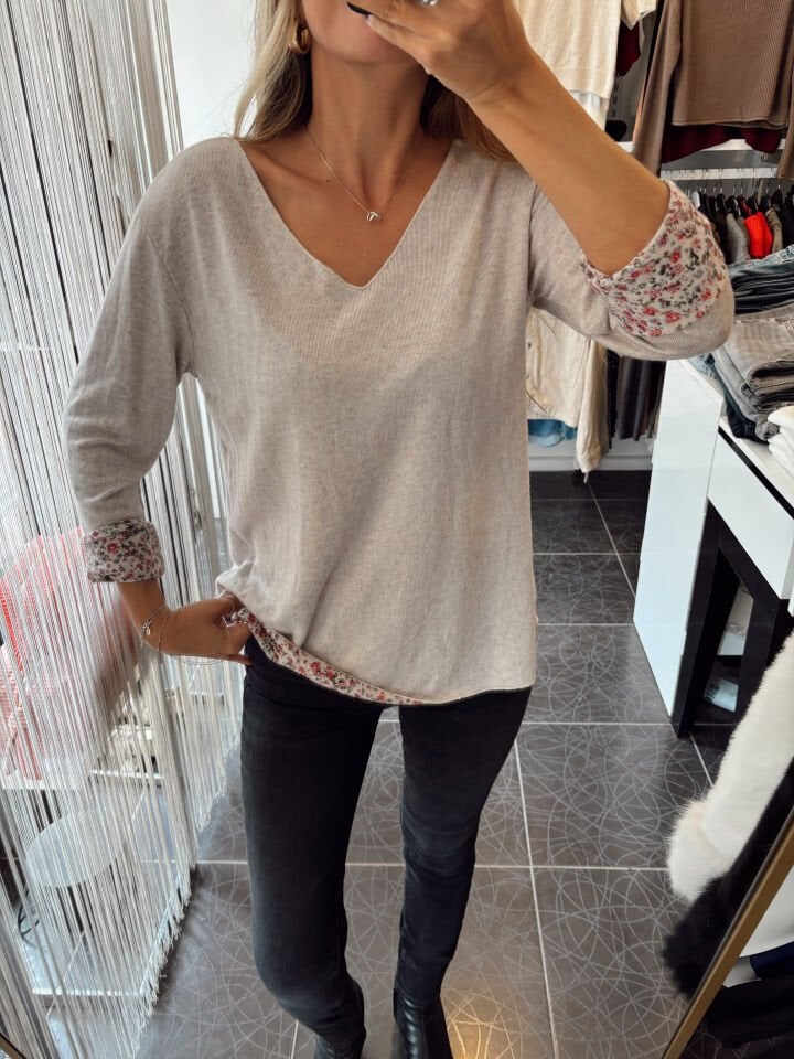 İç Kısmı Çiçek Tasarımlı V Yaka Bluz Bej