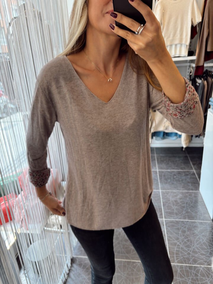 İç Kısmı Çiçek Tasarımlı V Yaka Bluz Vizon