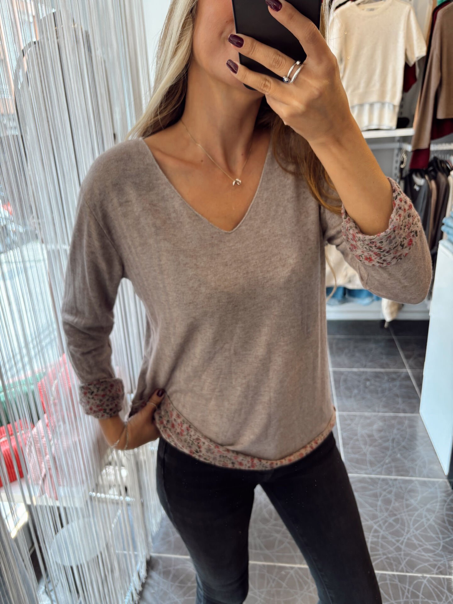 İç Kısmı Çiçek Tasarımlı V Yaka Bluz Vizon