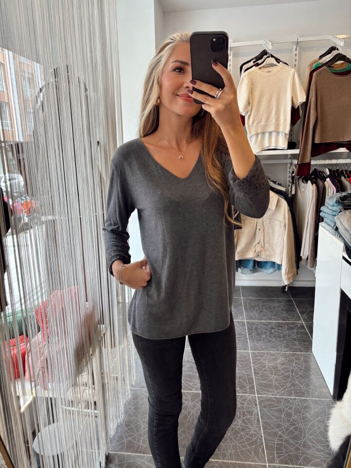 İç Kısmı Çiçek Tasarımlı V Yaka Bluz Füme