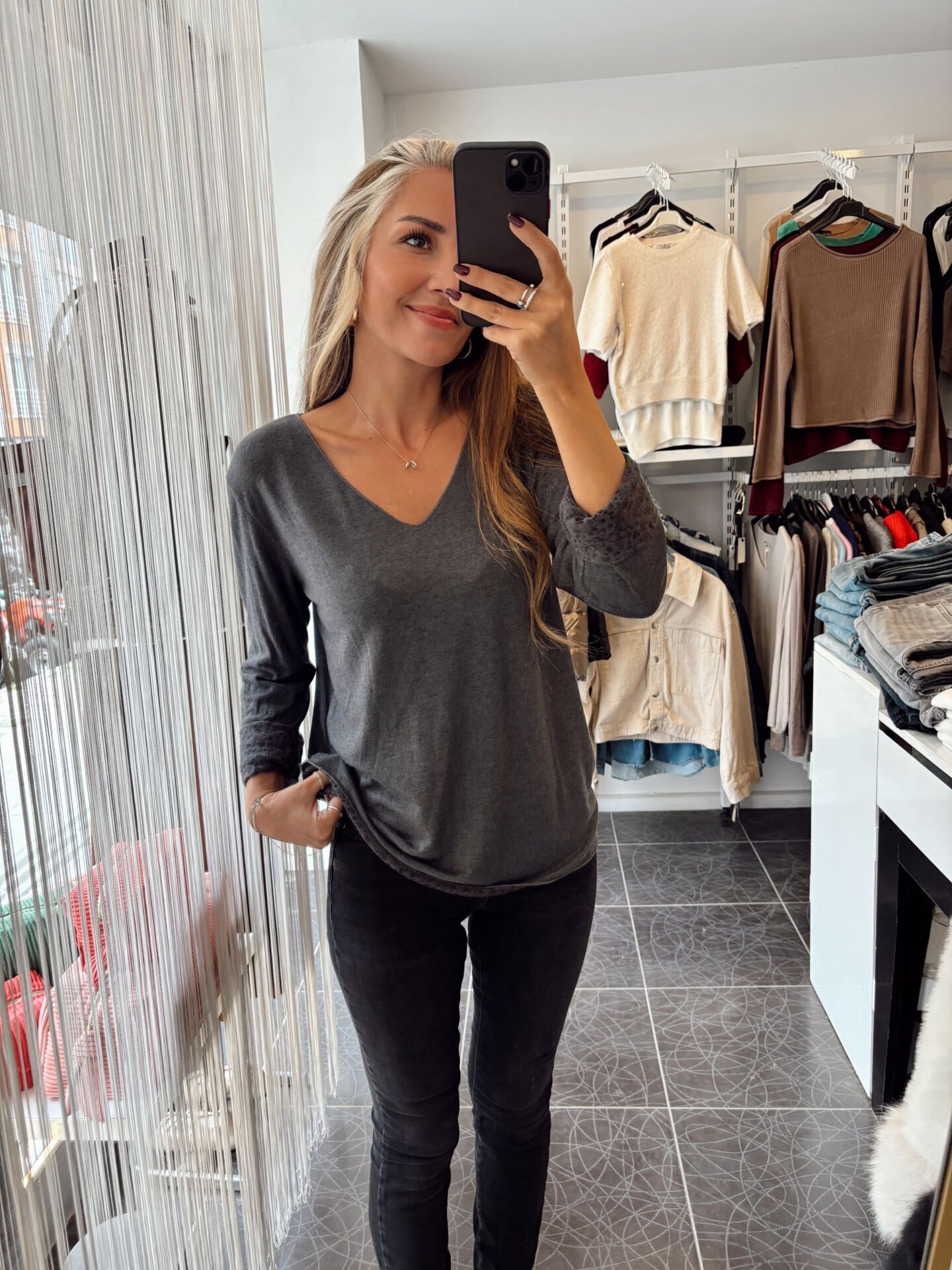 İç Kısmı Çiçek Tasarımlı V Yaka Bluz Füme