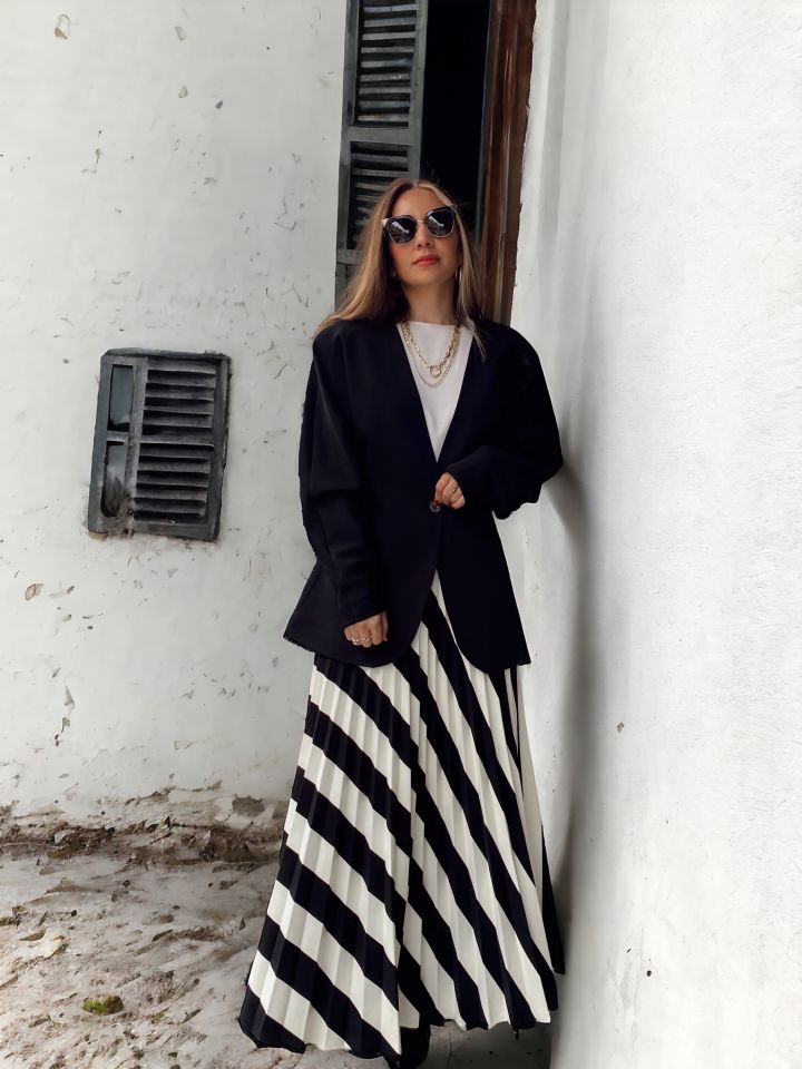 Vatkalı Çiçek Broşlu Tasarım Siyah Ceket