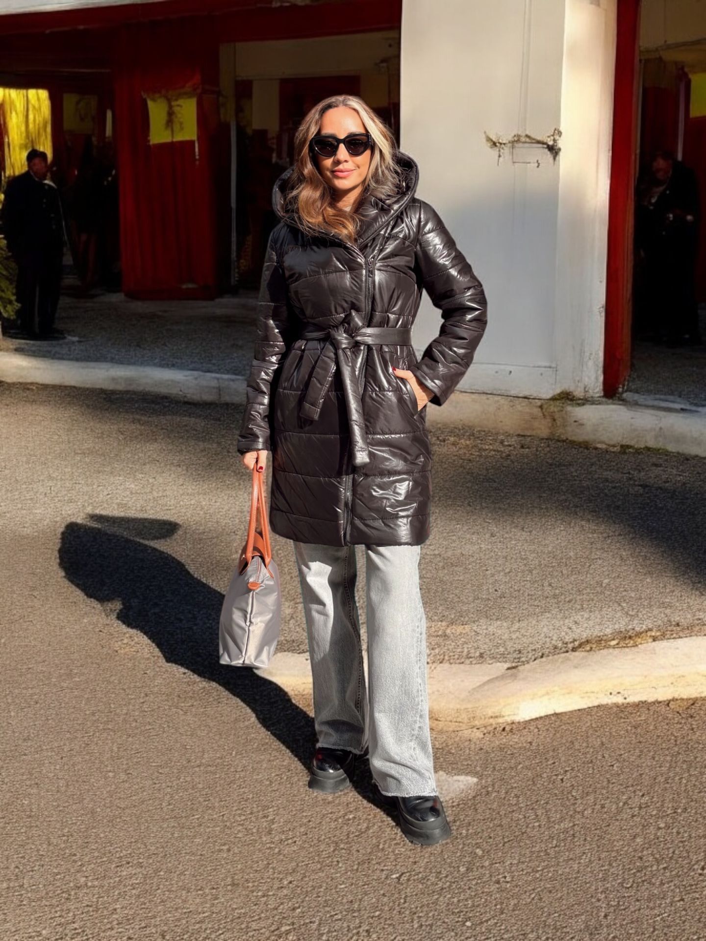 İthal Tasarım Kapüşonlu Kuşaklı Uzun Şişme Mont Siyah