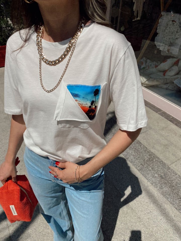 Cep Tasarımlı Beyaz Tişört