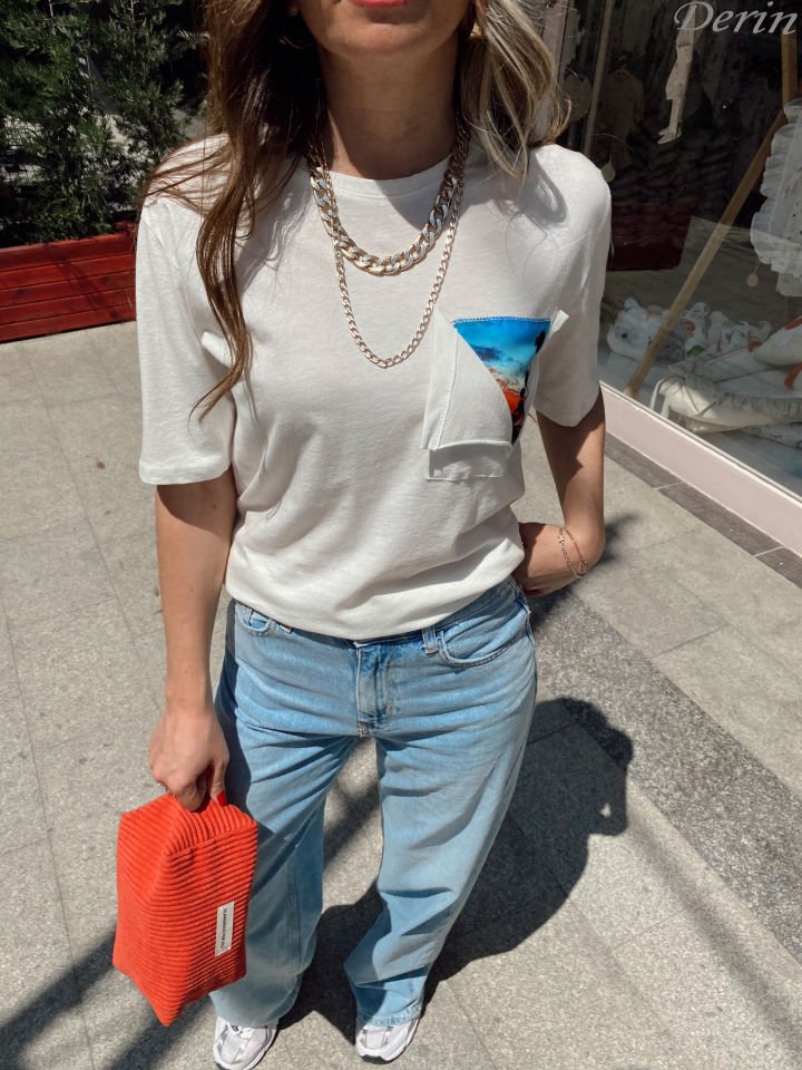 Cep Tasarımlı Beyaz Tişört