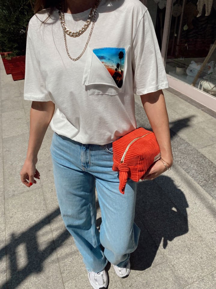 Cep Tasarımlı Beyaz Tişört