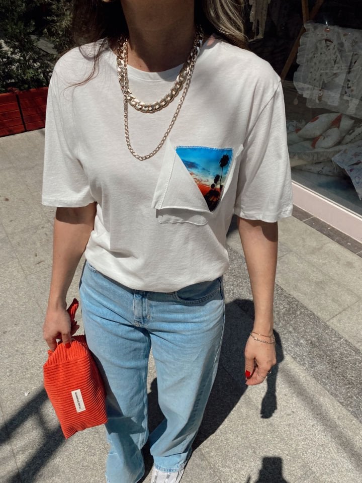 Cep Tasarımlı Beyaz Tişört