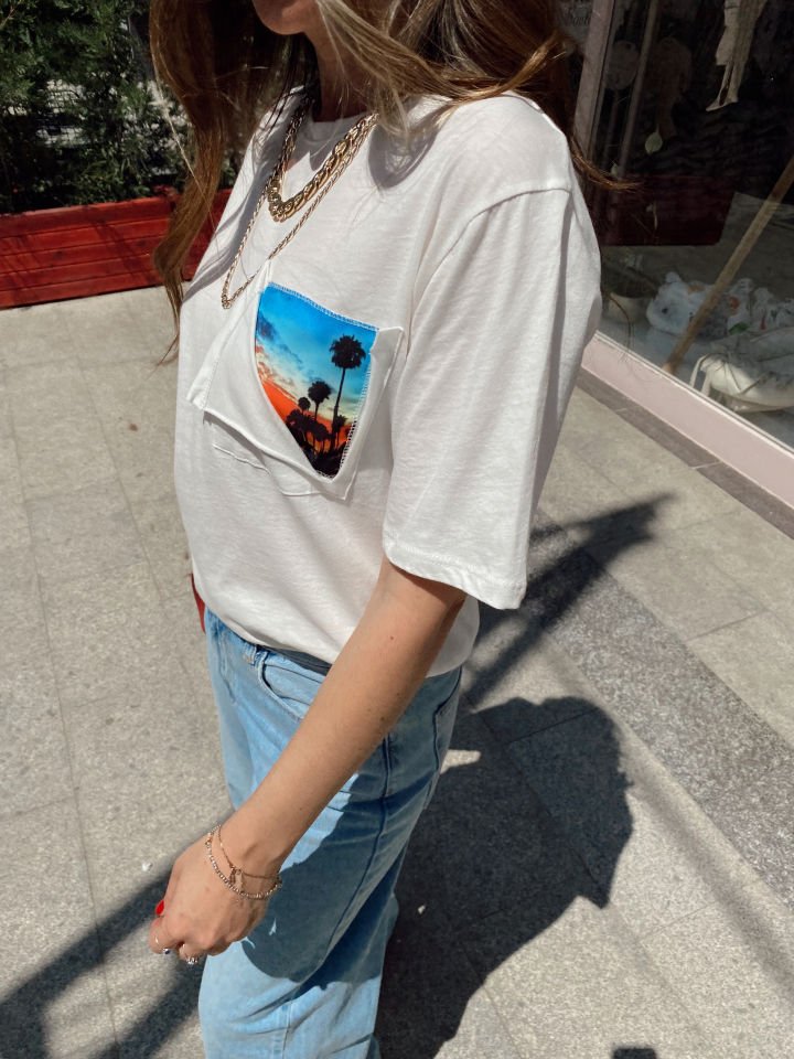 Cep Tasarımlı Beyaz Tişört