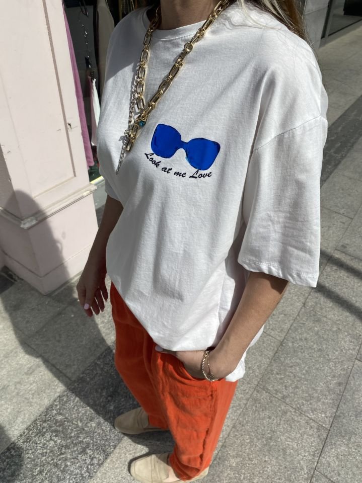 Beyaz Gözlük Detaylı Oversize Tişört