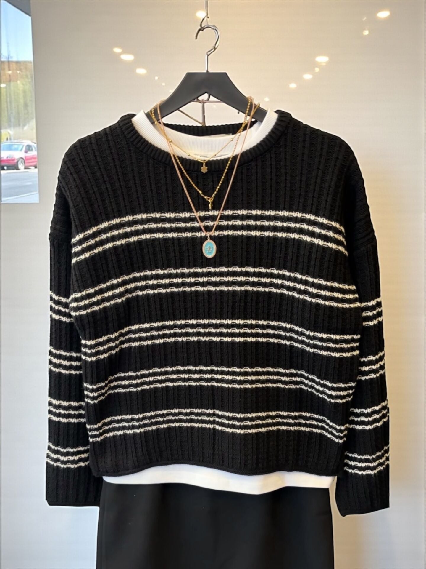 Çizgili Yanları Yırtmaç Detaylı Siyah Dökümlü Kazak