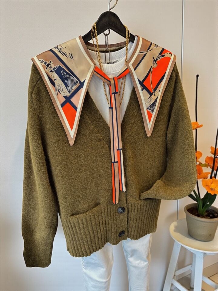 Yumuşak Dokulu Düğmeli Hırka Yağ Yeşili