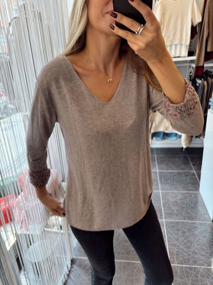 İthal İç Kısmı Çiçek Tasarımlı V Yaka Bluz Vizon