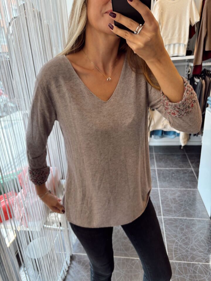 İthal İç Kısmı Çiçek Tasarımlı V Yaka Bluz Vizon